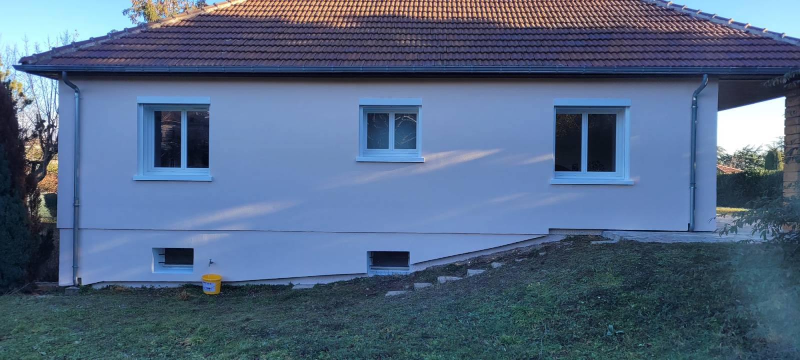 Isolation thermique par l'extérieur avec polystyrène graphité fabriqué en France pour une maison à Saint-Genis-Laval proche Lyon