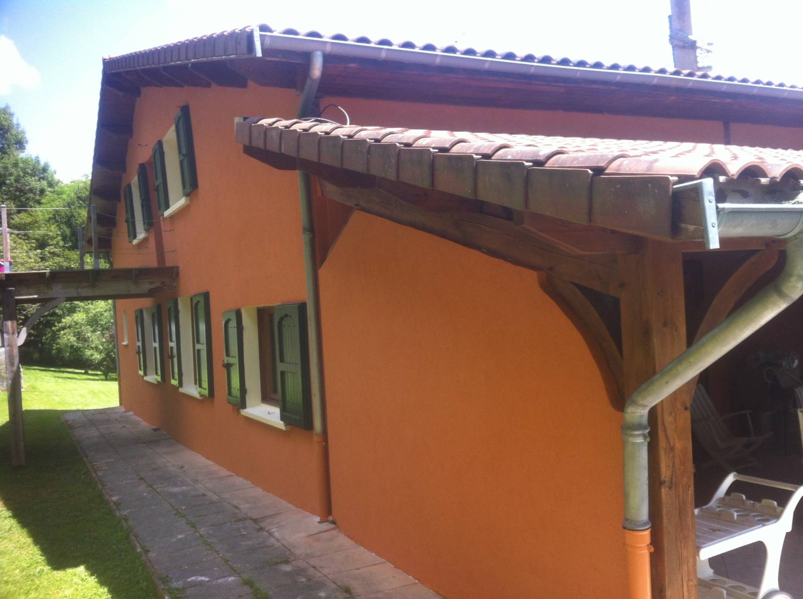 Ravalement de façade et remise en peinture des boiseries sur Grezieu la Varenne proche de Lyon