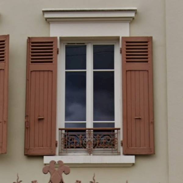 Remise en peinture des volets bois à l'aide de peinture de chez seigneurie après un hydrogommage sur la commune d'Ecully.